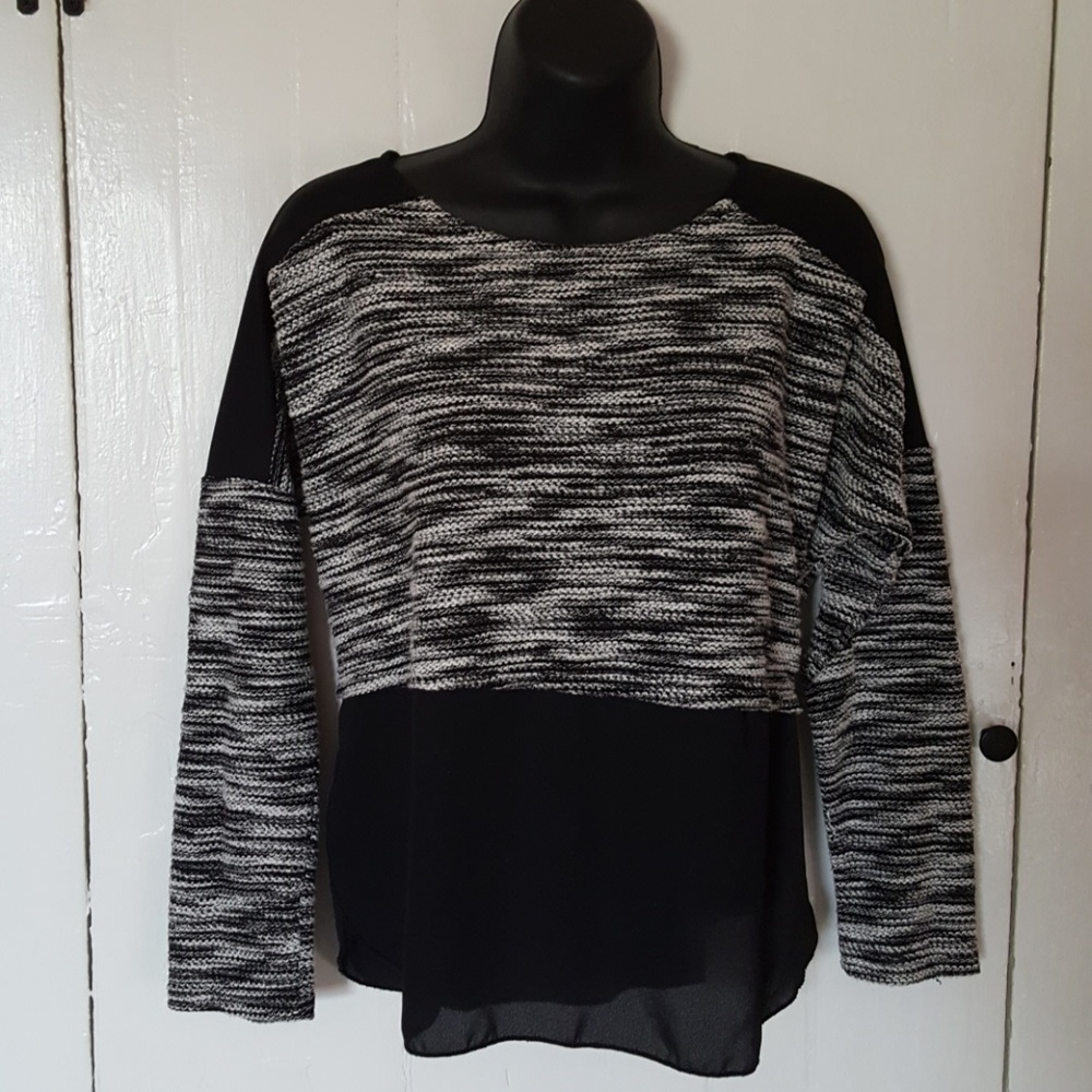 Chic B&W knit